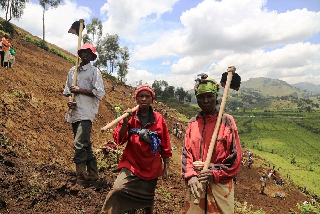 Les agriculteurs emploient des terrasses à s'adapter à l’érosion du aux changements climatiques, dans le district de Nyabihu, au Rwanda. Photo/Fond d’Adaptation 