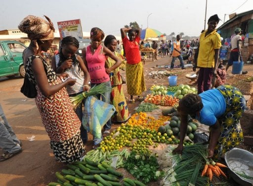 Mme Marie Ndemayo  se plaint que même les légumes sont chères et on ne peut plus manger avec 2000FCFA.  Photo/AFP