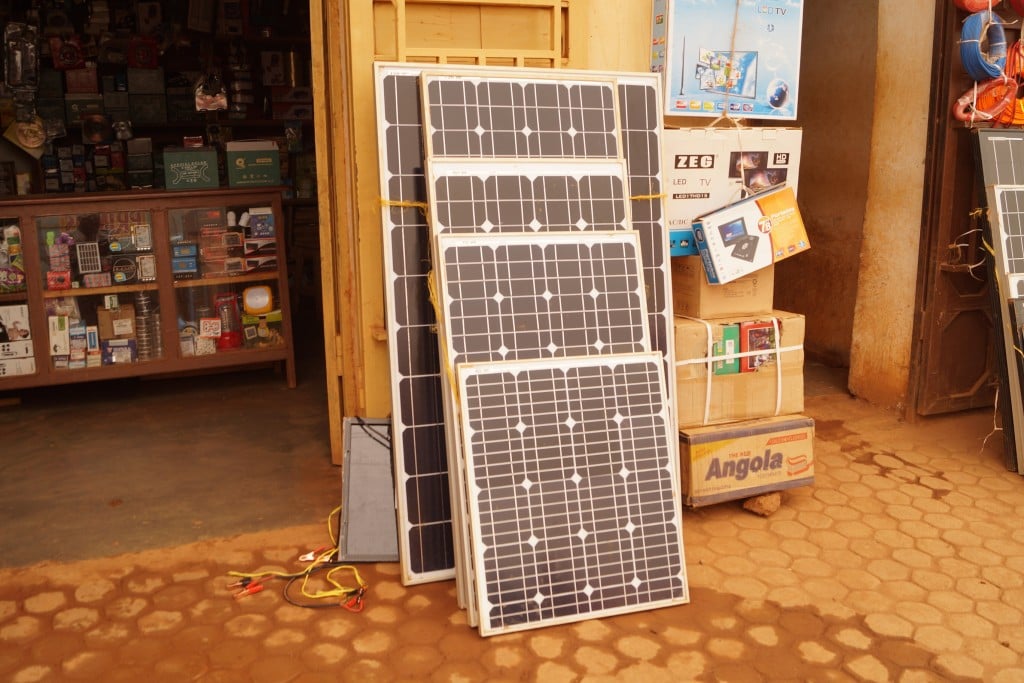 Une boutique vendant des kits des panneaux solaires