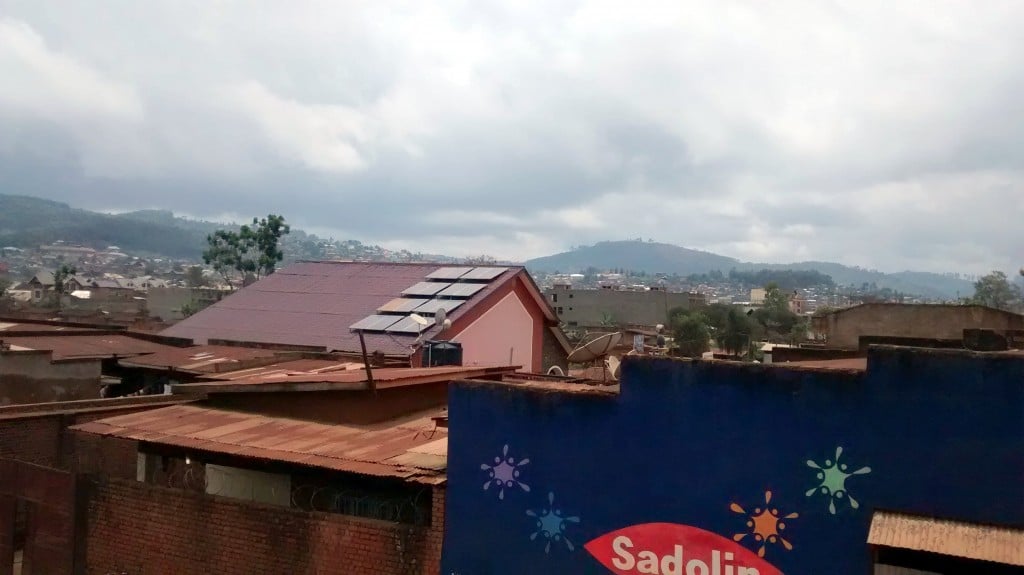 Kit des panneaux solaires sur un toit de maison
