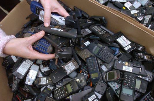 Au Peux du Pin (Deux-Sèvres) dans les Ateliers du bocage : cartons remplis de téléphones portables usagés destinés à être recyclés ou réparés. FRANK PERRY / AFP