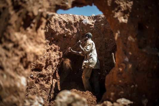 Un homme cherche du cobalt dans une mine près de Lubumbashi en République Démocratique du Congo. FEDERICO SCOPPA / AFP