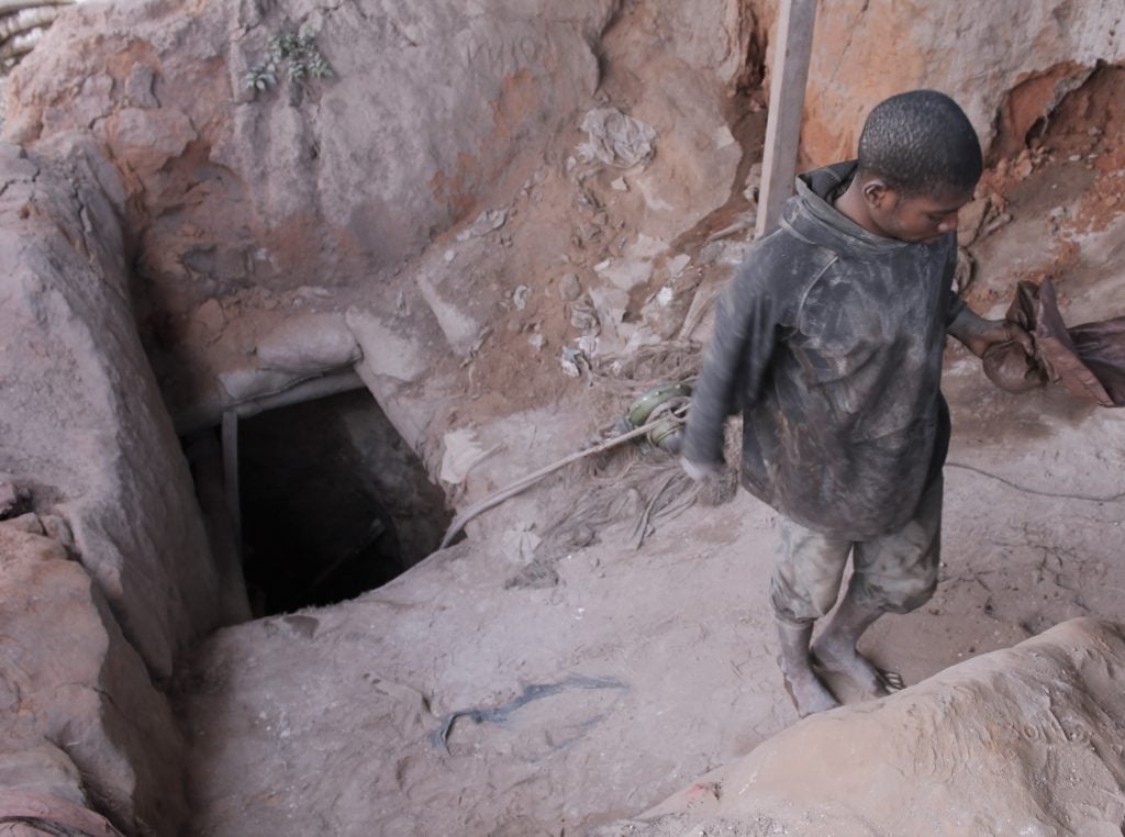 Un creuseur sortant de son puits des mines au Quartier Kasulo à Kolwezi 