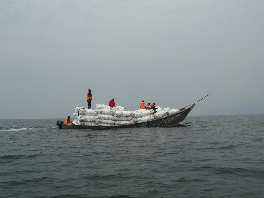 Une pirogue-taxi embarquant les produits de champs (18 à 20 tonnes) du rivage Ouest du lac vers Vitshumbi. Par Joseph Tsongo