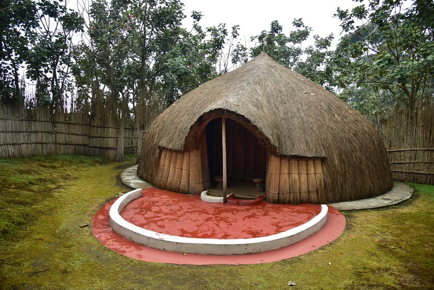 Huttes rondes aux murs de terre séchée et au toit de chaume dans la forêt de Nyungwe 