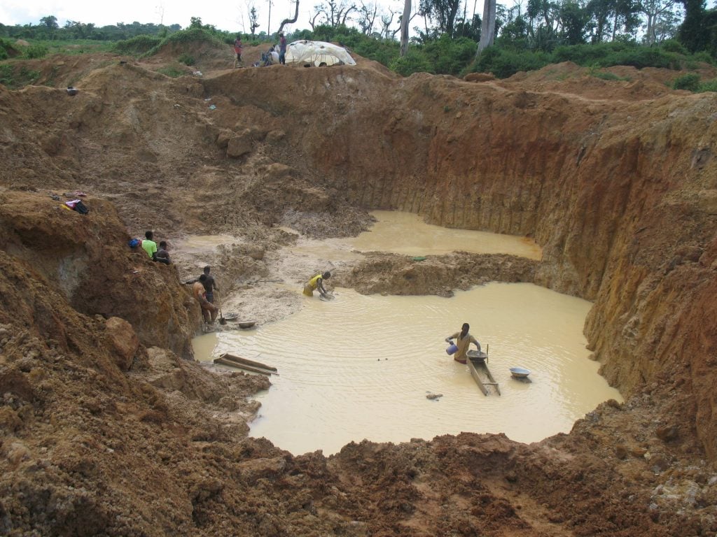 Des jeunes orpailleurs en pleine activité dans un trou minier abandonné à l'Est Cameroun. Photo/InfoCongo