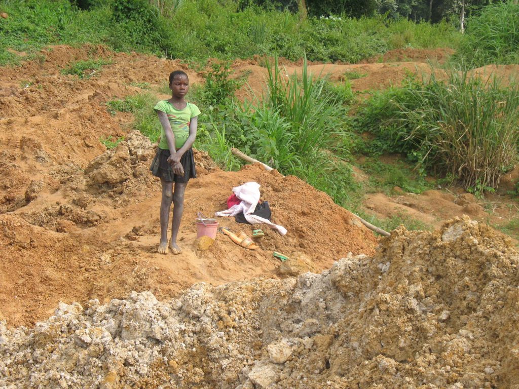 A peine âgée de 10 ans, elle ne vas plus à l'école et travaille sur un site minier abandonné à Kambélé. Photo/InfoCongo