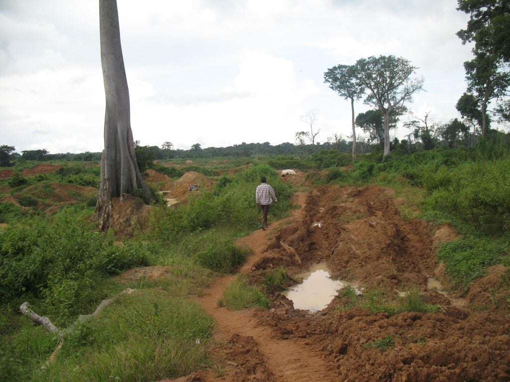 Dans la localité de Kambélé à l'Est du Cameroun, de grandes fosses béantes accueillent tout visiteur. Photo/InfoCongo
