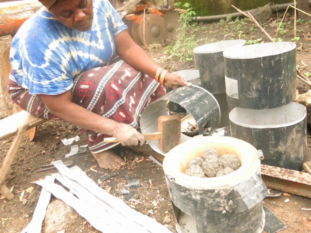  Kanyere Swaze, celle qui fabrique ces braseros et charbons depuis plusieurs années dans le Nord-Kivu où elle eu à former plusieurs jeunes dans ce métier. Photo/InfoCongo