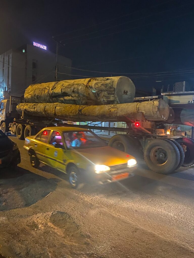 In Yaoundé, trucks with logs not marqued.